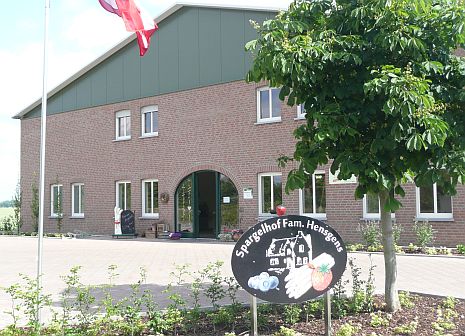 Hofladen und Parkplatz