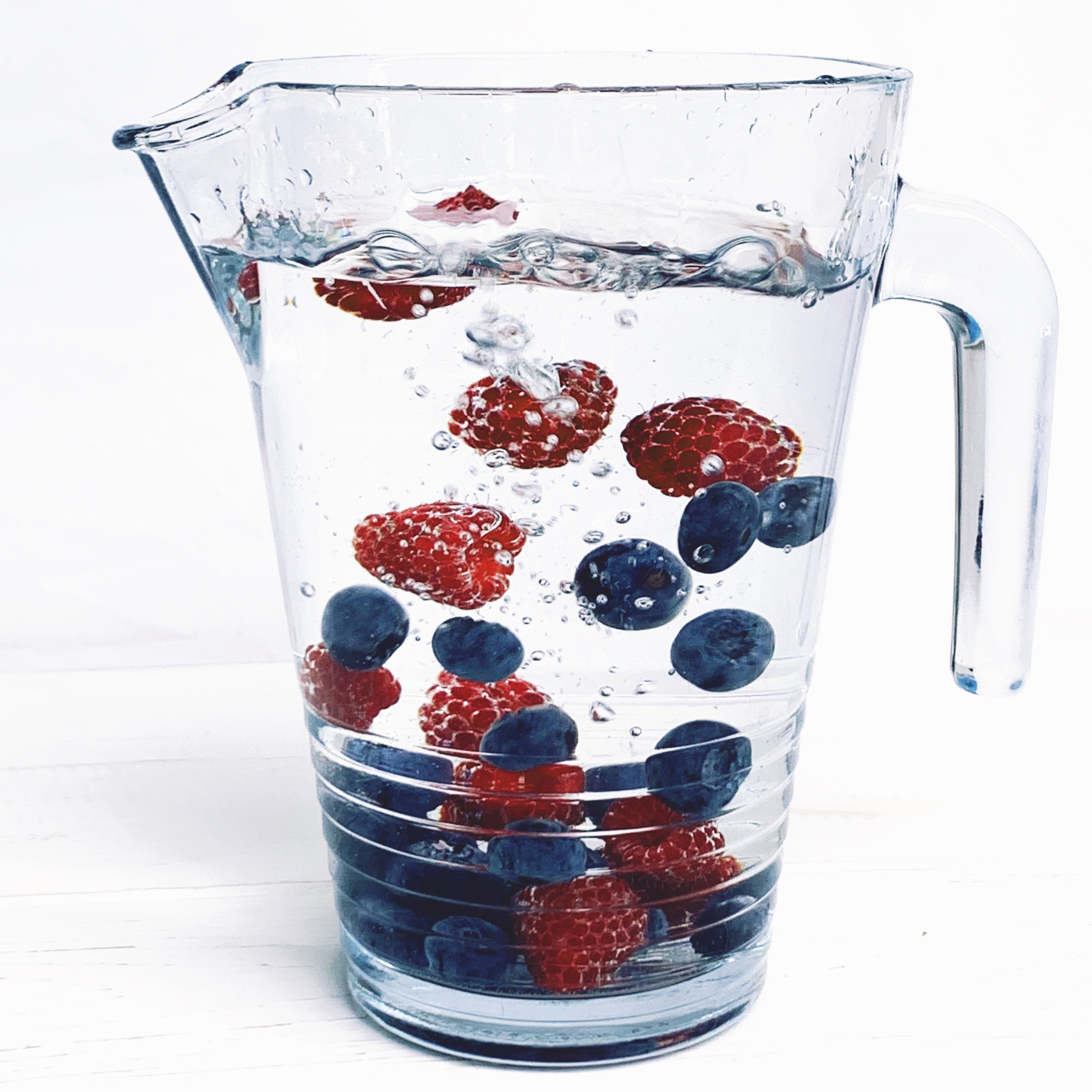 Wasser aromatisieren mit Obst, Kräutern und Gewürzen