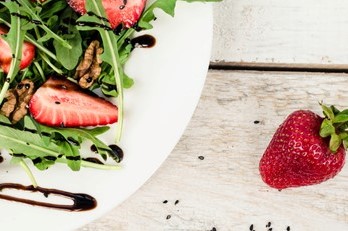 Erdbeer-Rucola-Salat mit Ziegenkäse