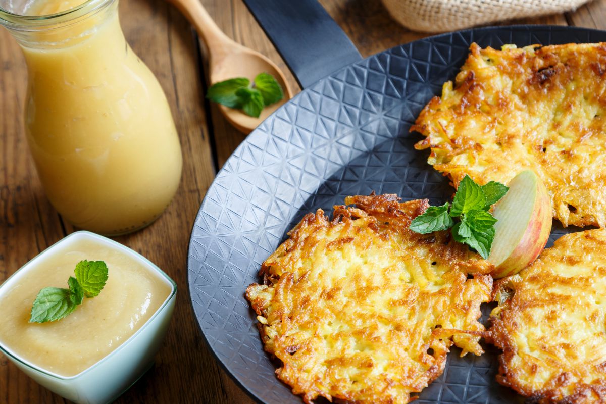 Reibeplätzchen essen