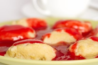 Grießnockerln mit Erdbeersauce