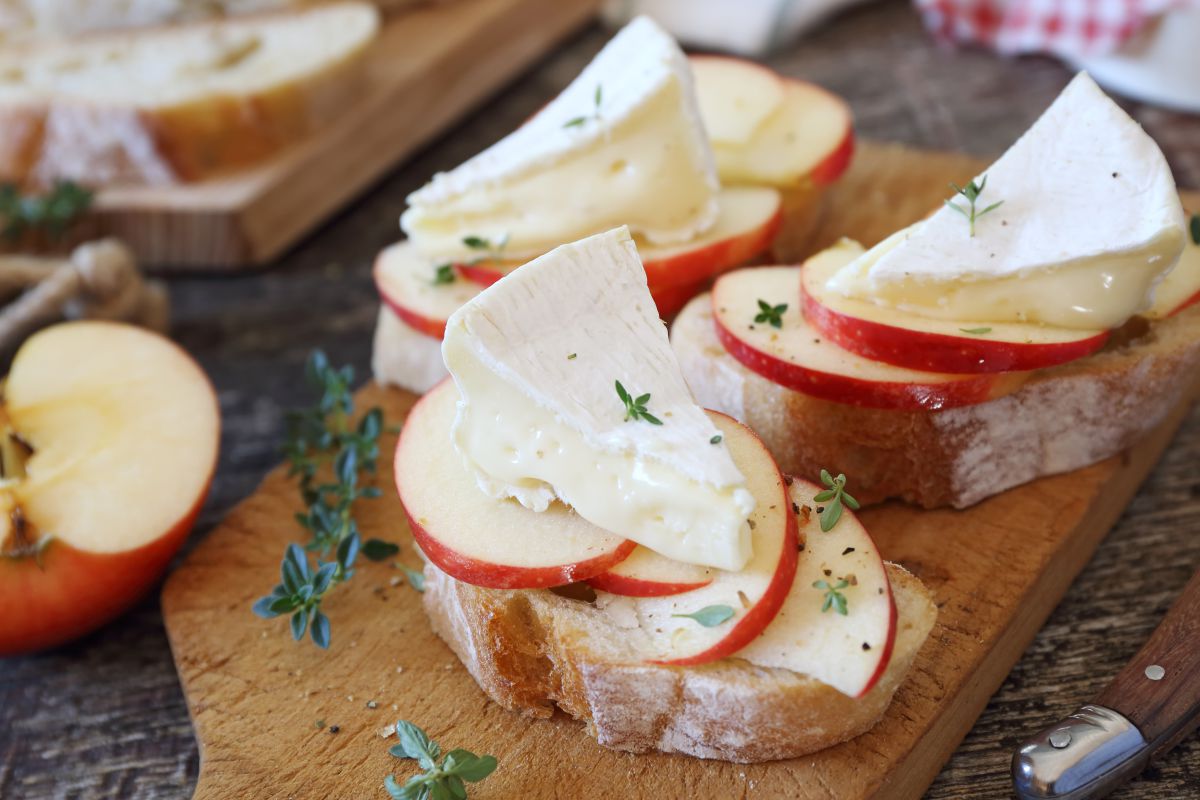 Baguettscheiben belegt mit Apfel und Käse