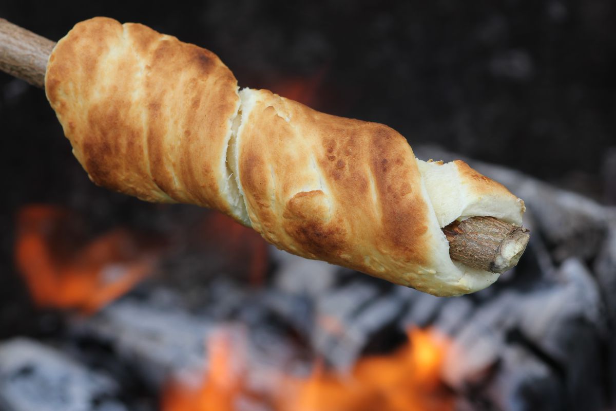 Stockbrot backen in der Natur